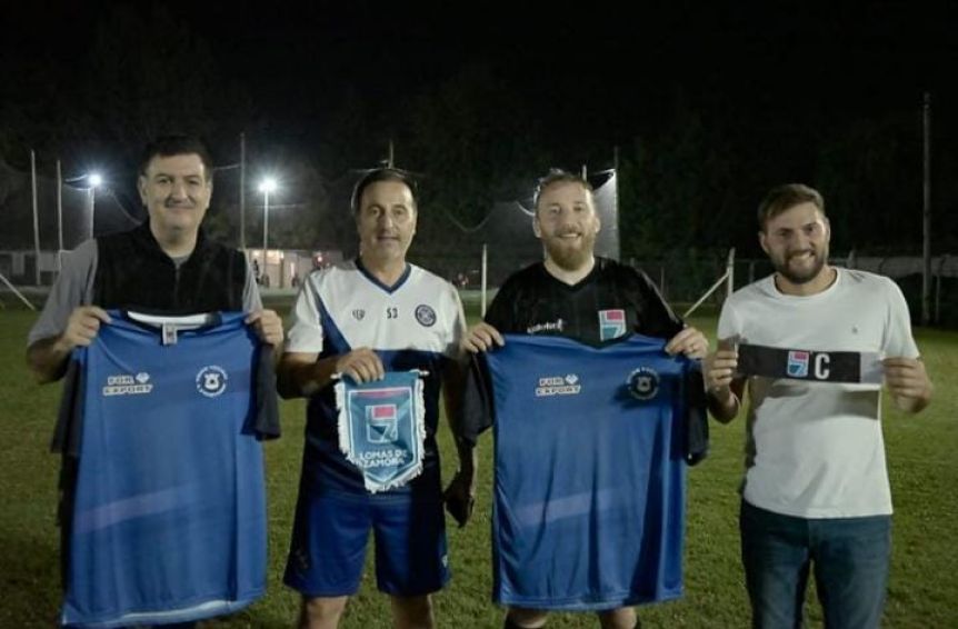 Con la camiseta de Lomas, Otermín participó de un partido de fútbol en La Plata
