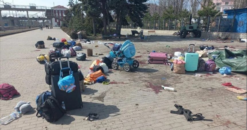 Al menos 50 fallecidos tras el bombardeo a una estación de tren en Ucrania