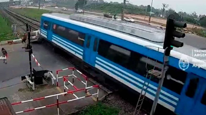 Impactante: una formación del tren Sarmiento arrolló a un auto y la familia se salvó de milagro