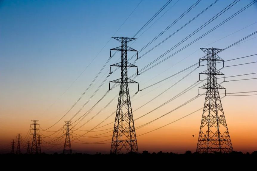Guzmán, fortalecido: llamaron a audiencias públicas para aumentar gas y luz