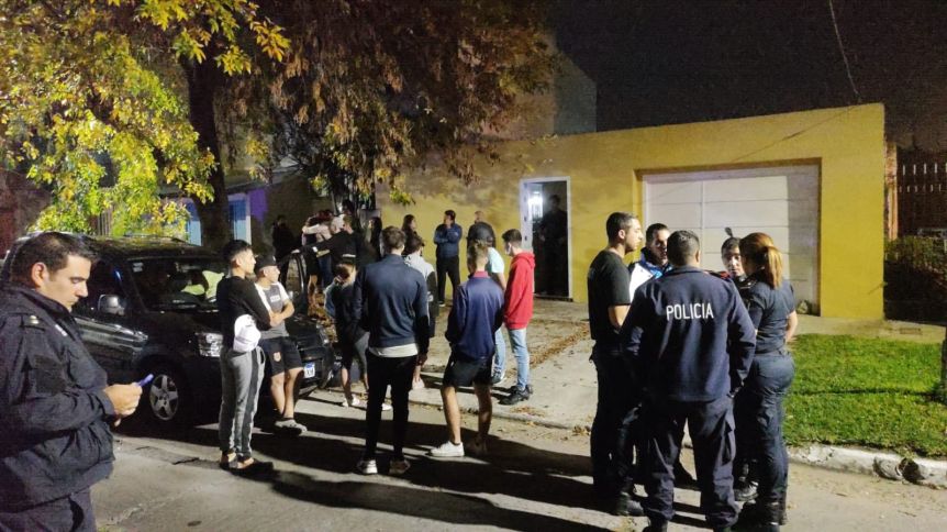 Fue a buscar a su hijo y lo encontró asesinado en su cama
