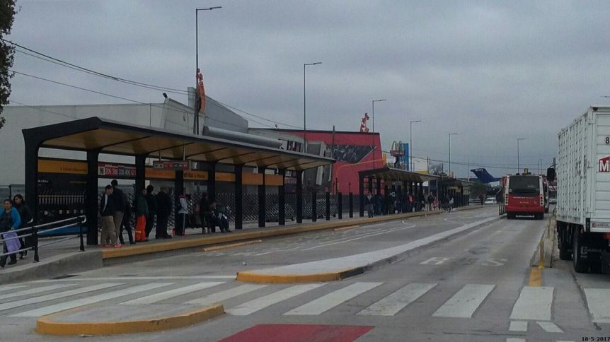 Esperaba el micro y le tiraron ácido en la espalda para robarle