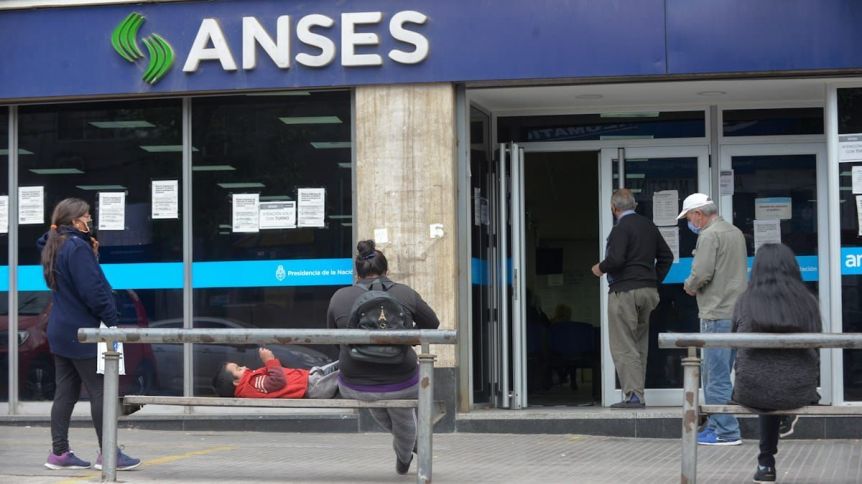 El gobierno se desliga de los planes sociales y aplica cambios