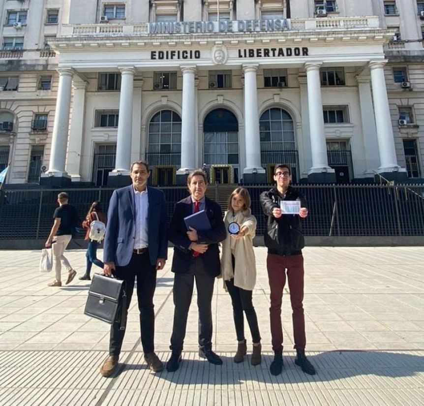 Regalan reloj a ministro nacional “para que se despierte” ante un reclamo