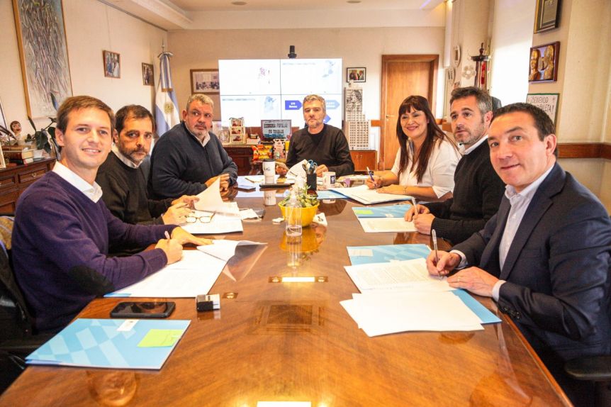 Zabaleta firmó convenios con intendentes del conurbano para urbanizar barrios populares