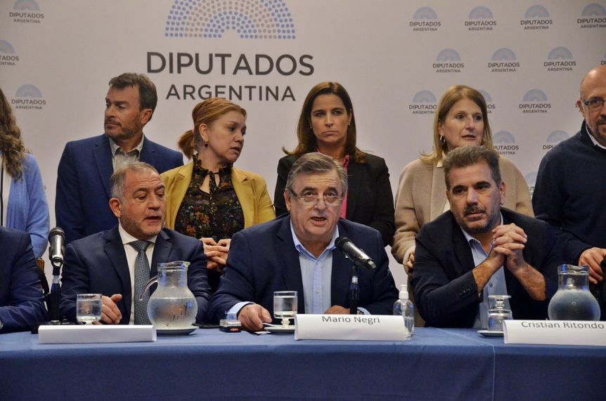 El Presidente pidió aumento de retenciones, la oposición dijo NO y Domínguez lo desmintió