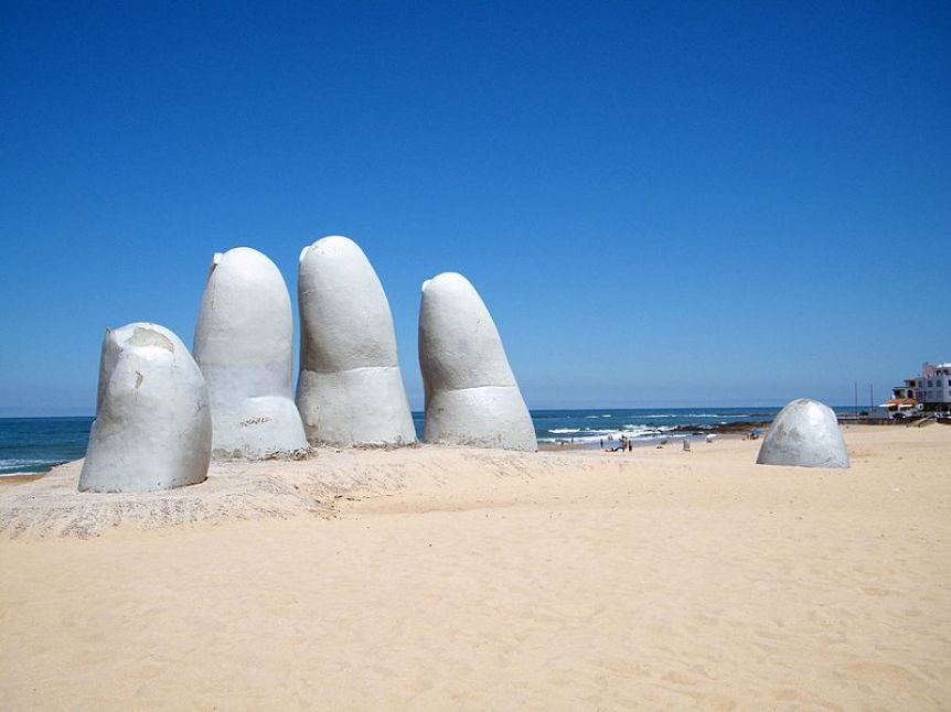 Horror: estaba recolectando caracoles en una playa de Punta del Este y encontró una mano