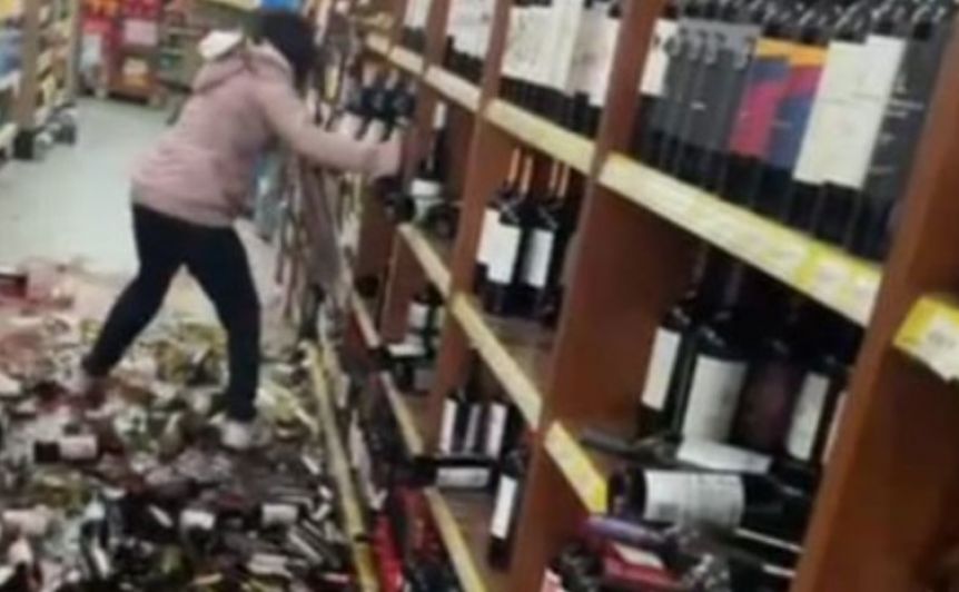 Santa Fe: una mujer fue despedida y se descargó contra una góndola de vinos