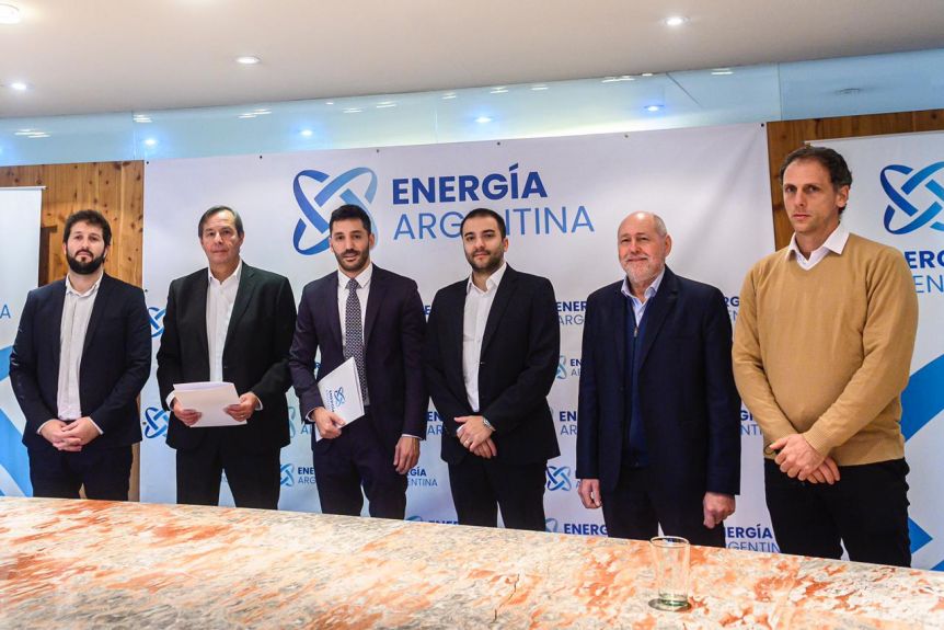 Gasoducto Néstor Kirchner: el Gobierno puso el gancho en el contrato para la compra de caños