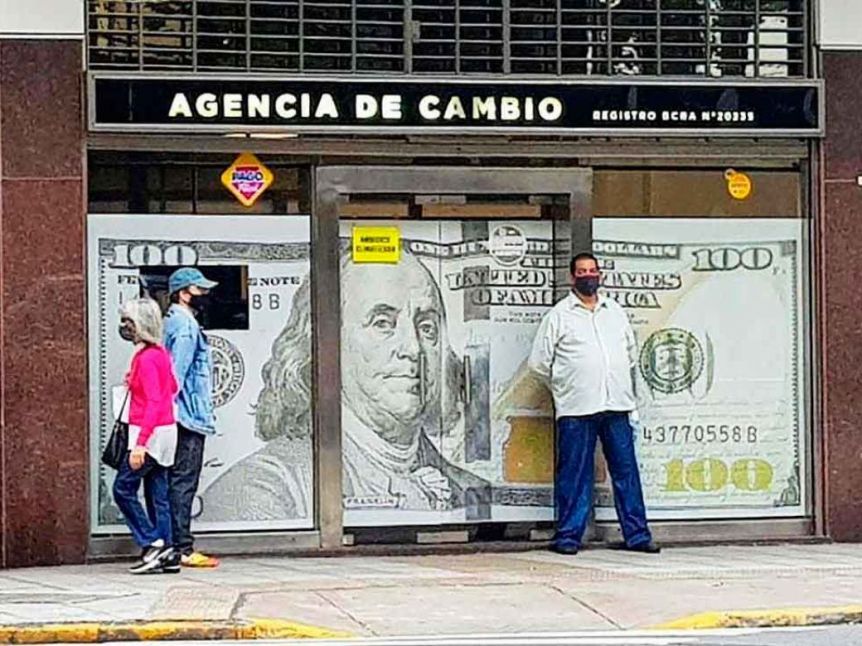 Más leña al fuego de la inflación: se disparó la cotización del dólar