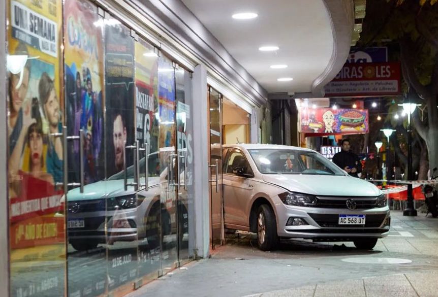 Accidente en la puerta del Teatro La Plaza de Mendoza: una de las víctimas sigue grave