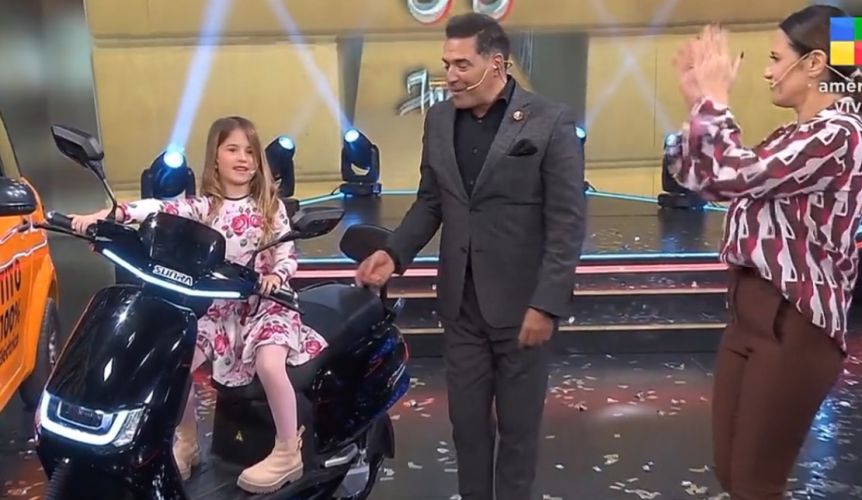 La hija de María Fernanda Callejón aceleró una moto en vivo y casi termina en accidente