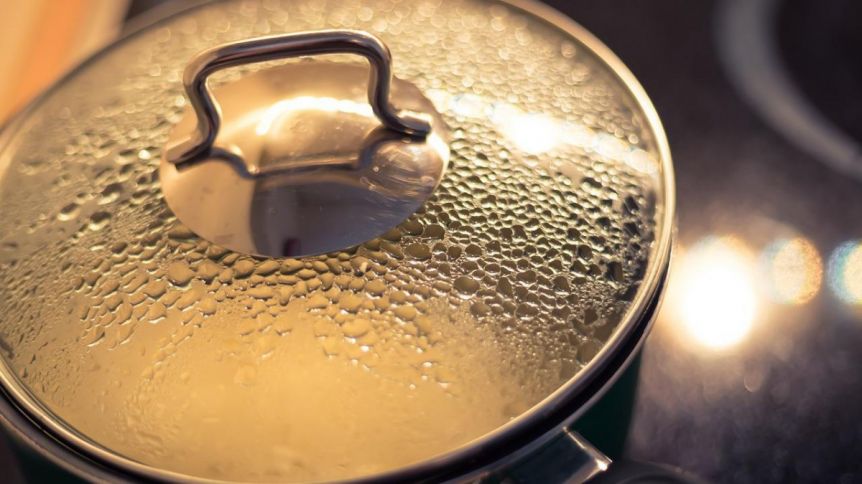 Cuidaba a un nene de 10 años y lo quemó con una olla caliente como castigo