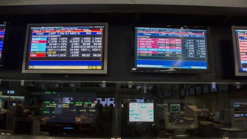 Fin de una semana caótica: los bonos siguen en caída y el riesgo país se acerca a los 3000