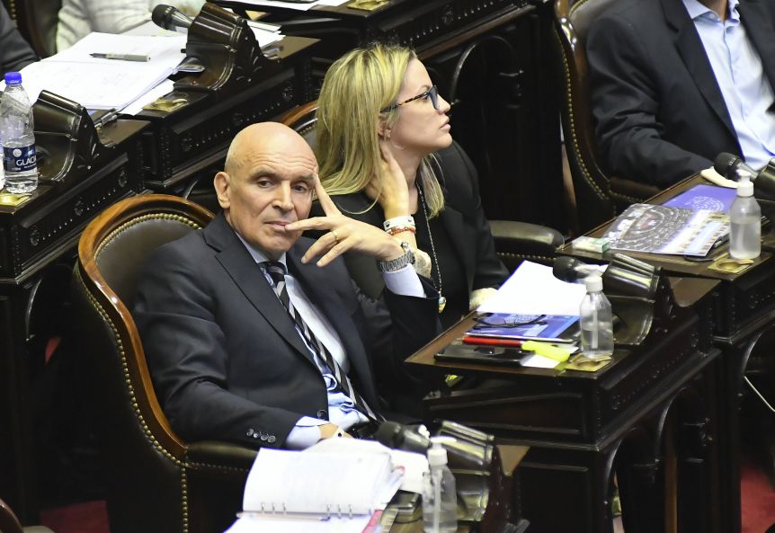 Leña del árbol caído: legisladores de la oposición piden juicio político contra Alberto
