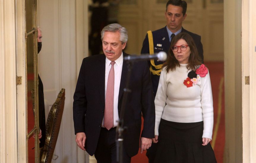 El Presidente deja en off side a sus propios ministros: acciones y contradicciones