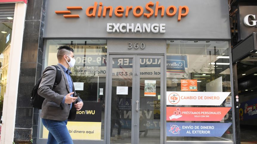¿Efecto Sergio?: cae del dólar libre, suben los bonos, baja el riesgo país