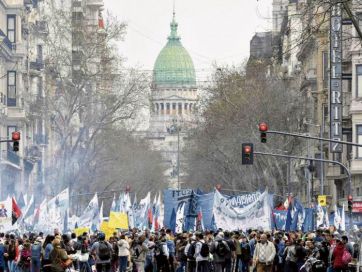 El país, atascado en una crisis continua