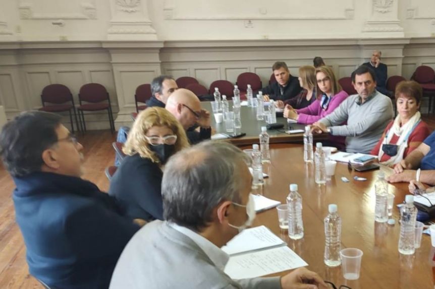 Provincia cede al reclamo docente y convocará a los gremios a revisar la paritaria