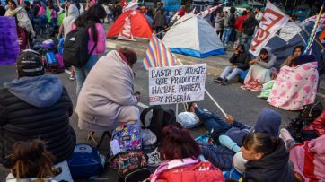 Jornada marcada por fuertes reclamos: paro nacional docente y acampe piquetero en plaza de mayo