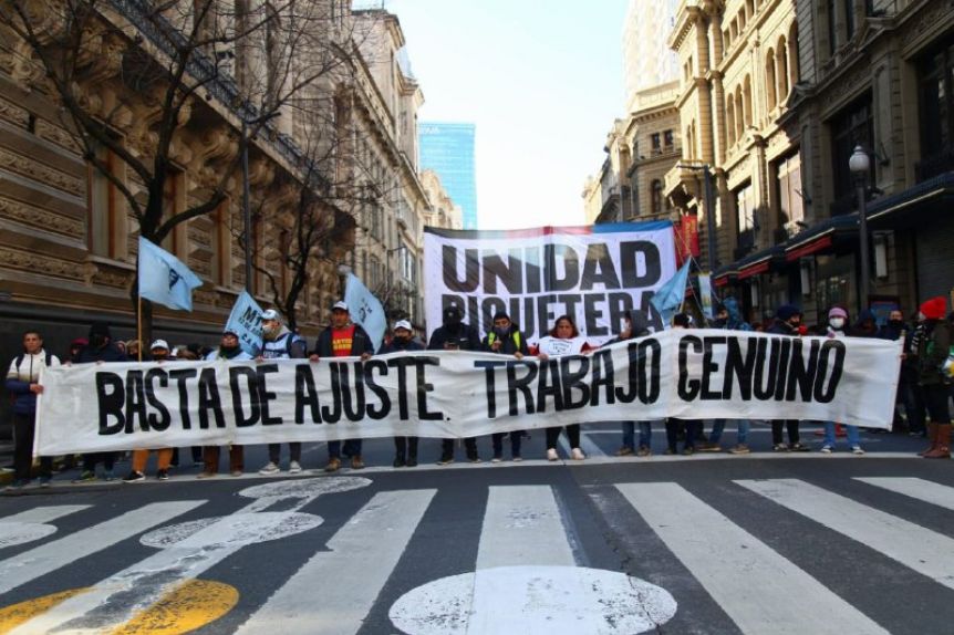Piqueteros de izquierda desafían al Gobierno con una larga protesta y exigen respuestas