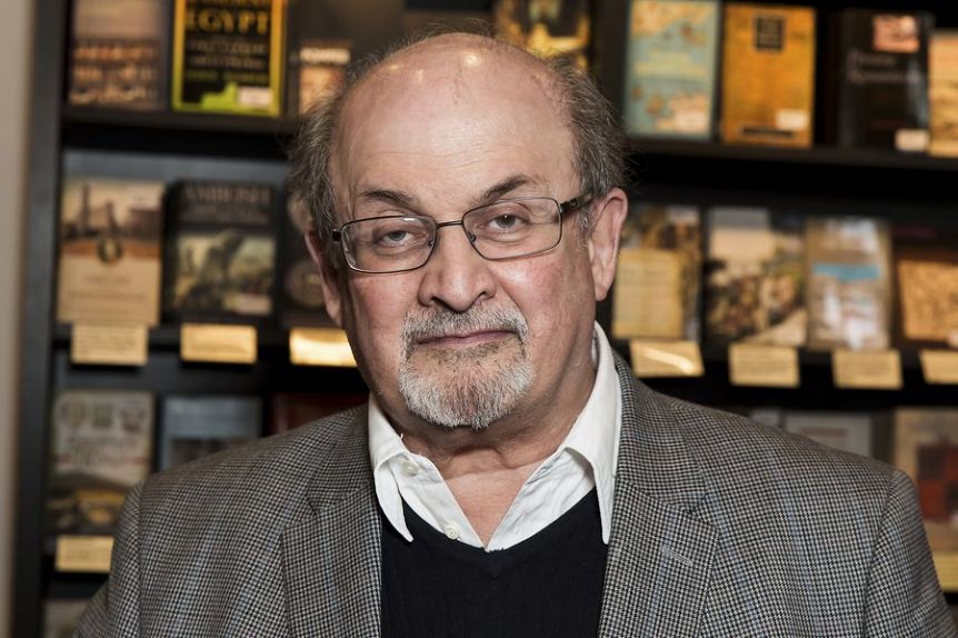 El escritor Salman Rushdie fue apuñalado durante una conferencia en Nueva York