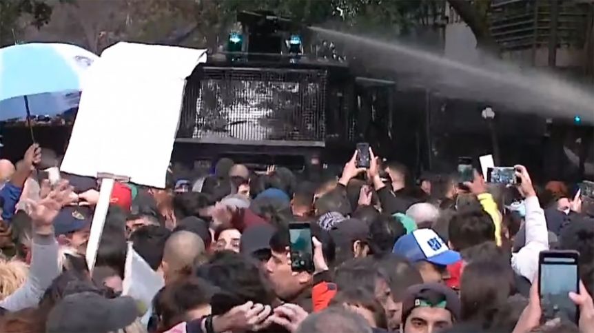 Máxima tensión tras los enfrentamientos entre la Policía de la Ciudad y los manifestantes