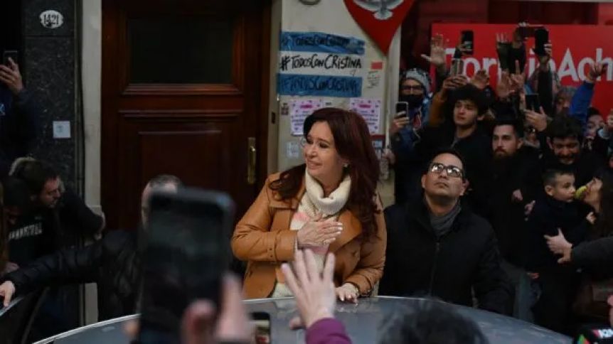 Militantes cortaron nuevamente la calle y Cristina Kirchner los saludó tras regresar a su casa