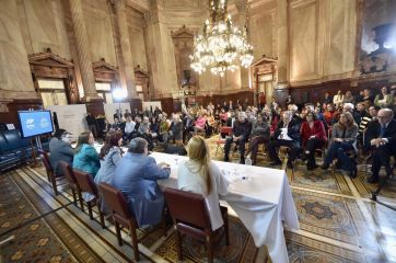 CFK reunió a diputados y senadores del FDT y apuntó contra la 