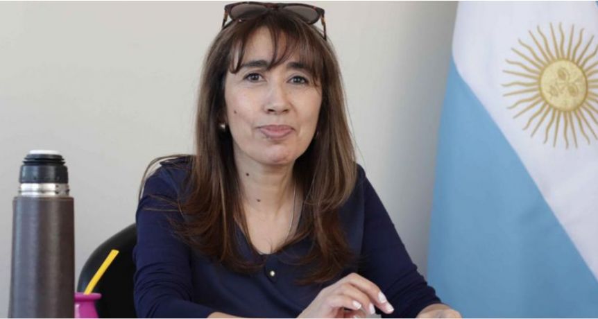 ¡Insólito! Difundieron teléfono de diputada patagónica anunciando que vendía figuritas del Mundial