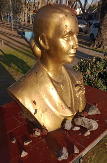 Arrojan excrementos a un busto de Eva Perón en medio del debate por el odio
