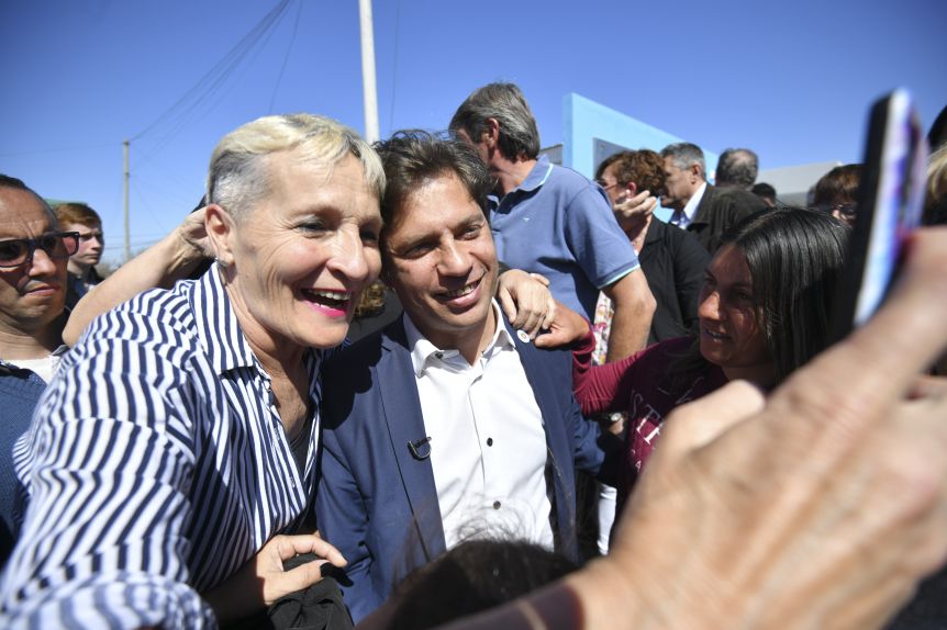 Con agenda en un distrito oficialista y uno opositor, Kicillof pasó por la Segunda Sección