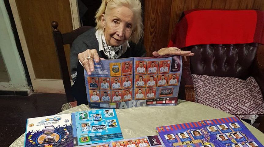 Una mujer de 75 años cobró su jubilación y la gastó en figuritas del Mundial