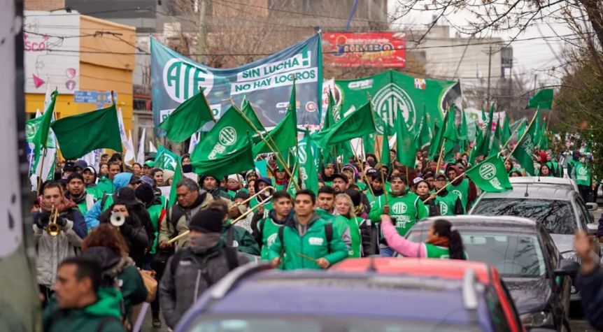 La economía crece, pero se tensionan cada vez más los conflictos sindicales