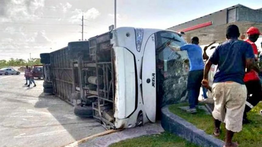 Así volcó el micro que llevaba a varios turistas argentinos en Punta Cana
