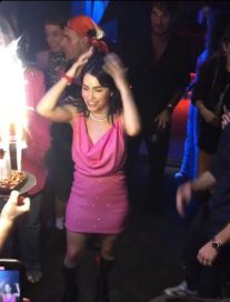 Lali Espósito llegó a los 31 y lo celebró en España