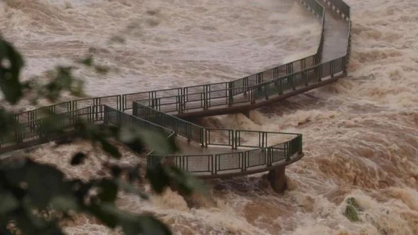 Cataratas del Iguazú: la crecida del río destruyó parte de la pasarela