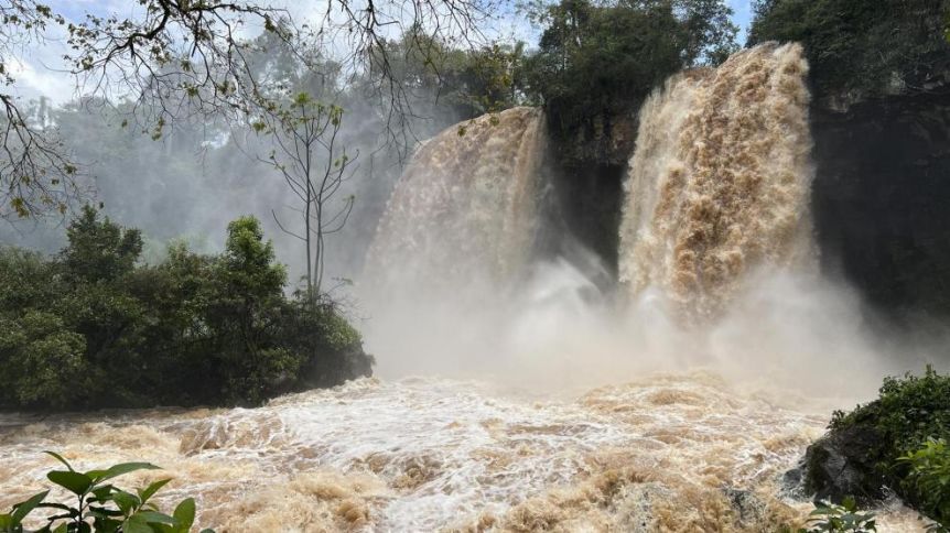 Buscan a un hombre que cayó al vacío desde una pasarela de las Cataratas de Iguazú