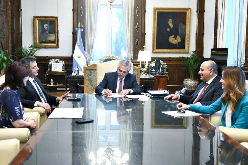 Un decreto reaviva la interna entre el gobierno y los movimientos sociales