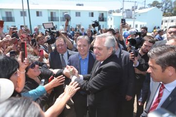 Acompañado de Alberto Fernández, Fernando Gray inauguró 114 viviendas
