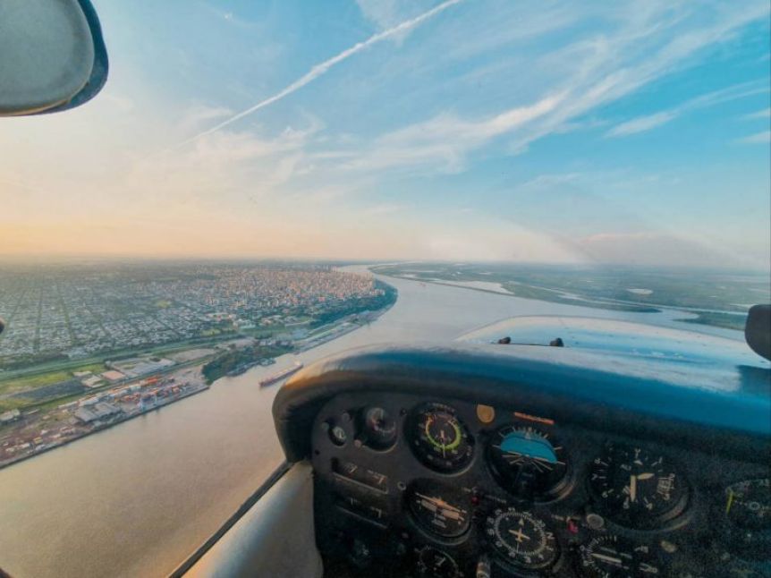 Practicaba paracaidismo, su equipo falló y cayó al vacío