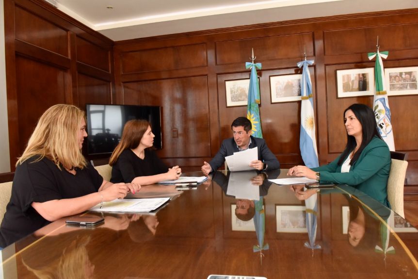 Intendenta del Conurbano anuncia aumento y bono de fin de año a municipales