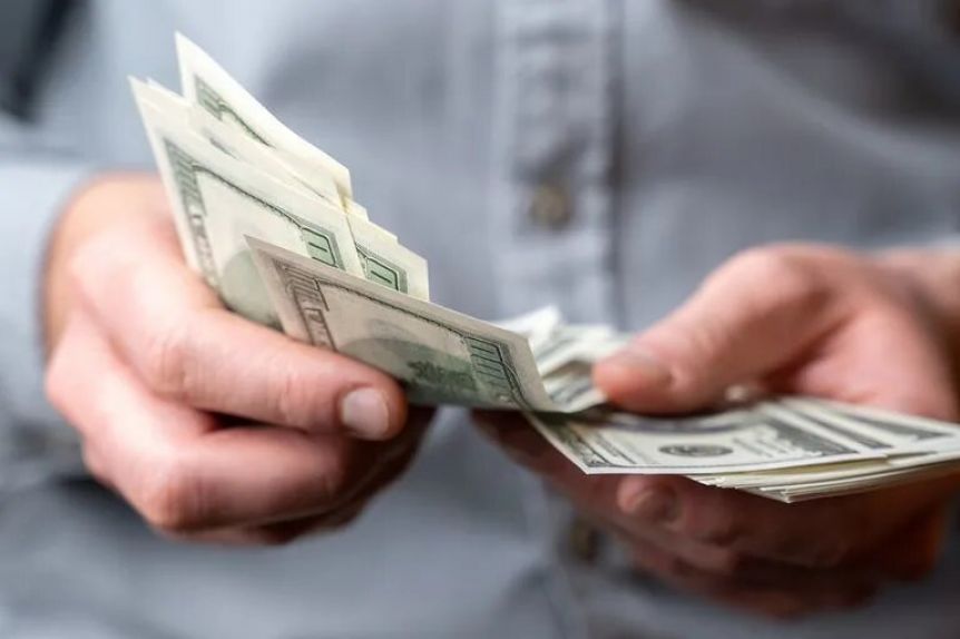 El dólar blue siguió en alza y cerró en $319