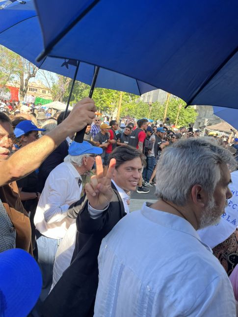 Tras presentar un proyecto para honrarla, Kicillof participó del homenaje a Hebe de Bonafini