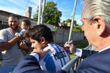 Alberto desembarcó en el conurbano y entre inauguraciones alentó por la Scaloneta