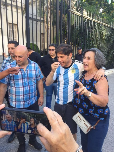 Fiebre mundialista: Kicillof se subió a la Scaloneta y suspendió su agenda