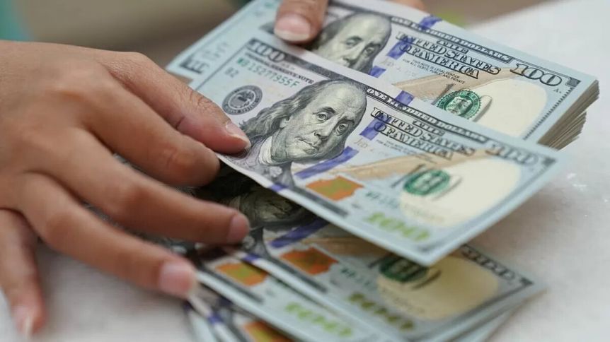 El dólar blue cerró en $357: los factores detrás de la corrida cambiaria