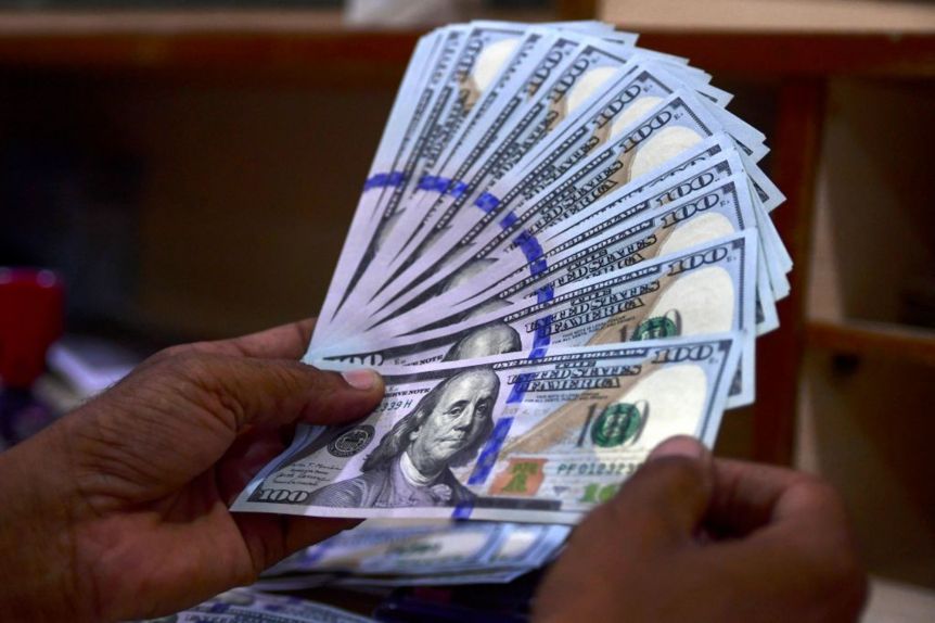 El dólar blue sigue en alza y cerró en su máximo de $357