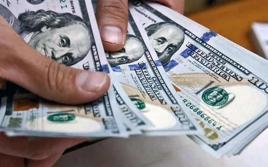 El dólar blue inició la semana en alza y cerró en $371
