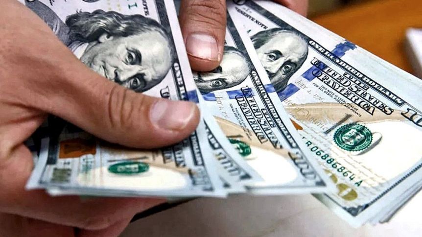 El dólar blue siguió en alza y cerró la semana con valor récord